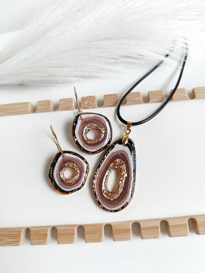 Brūns rotu komplekts - auskari un kulons