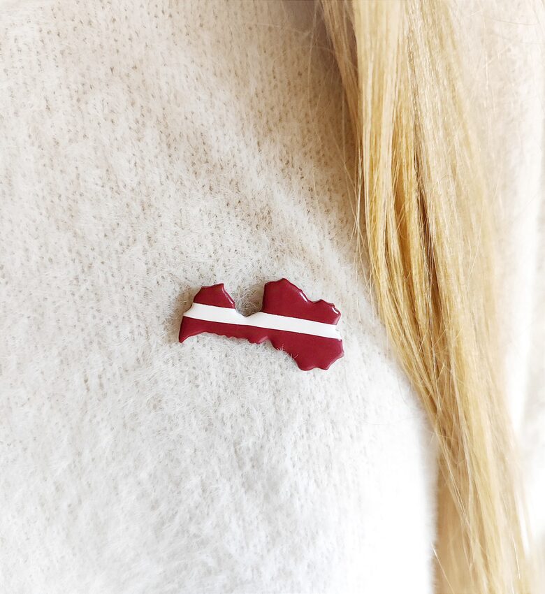 Latvijas karoga piespraude - patriotiska dāvana un Latvijas suvenīrs