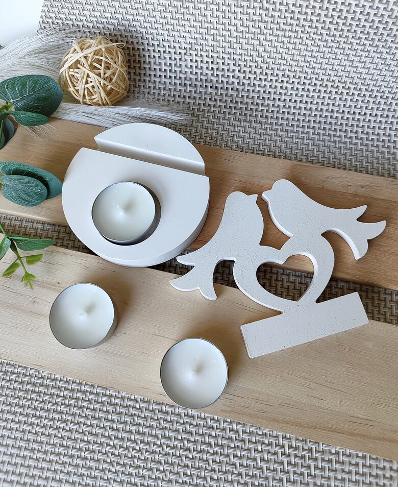 Balts svečturis ar baložiem tējas svecēm