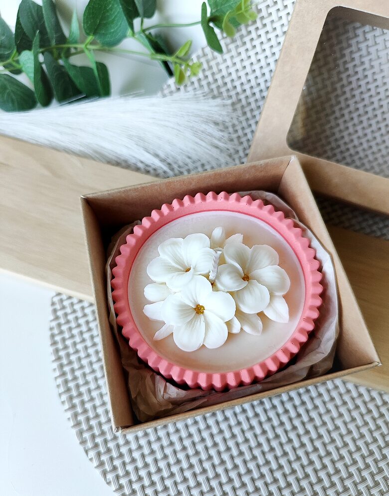 Balta sojas vaska svece ar ziediem - sarkanā traukā