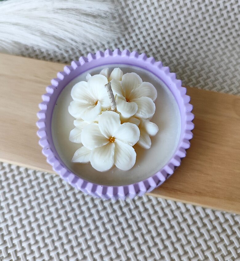 Sojas vaska svece ar ziediem - violetā traukā