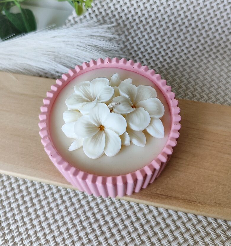 Dabīga sojas vaska svece ar ziediem - rozā traukā