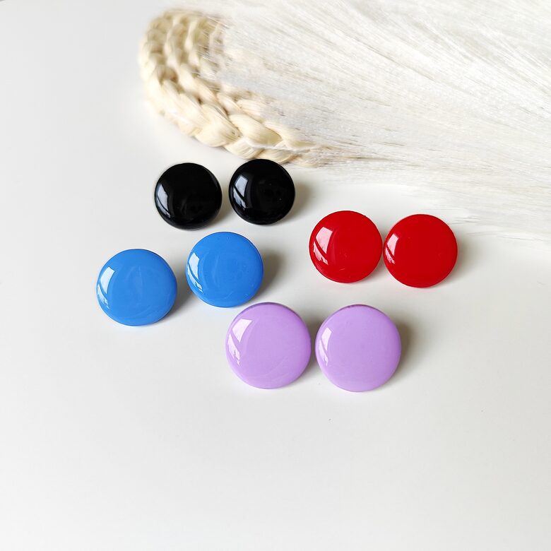 Krāsaini apaļi nagliņu auskari - glancēti