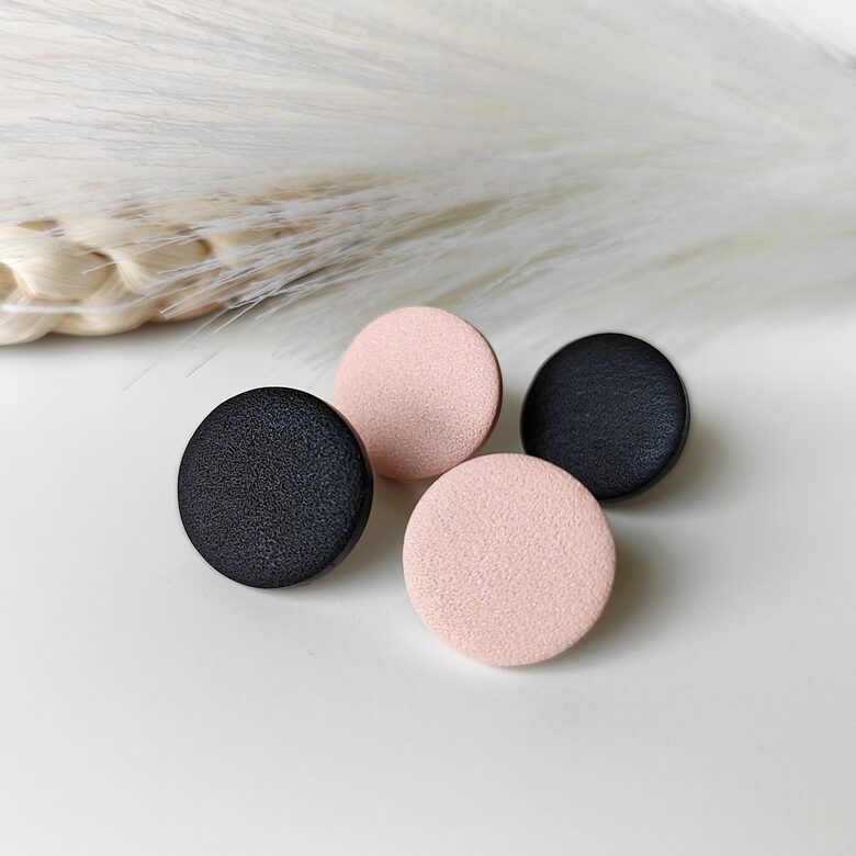 Krāsaini apaļi nagliņu auskari - matēti