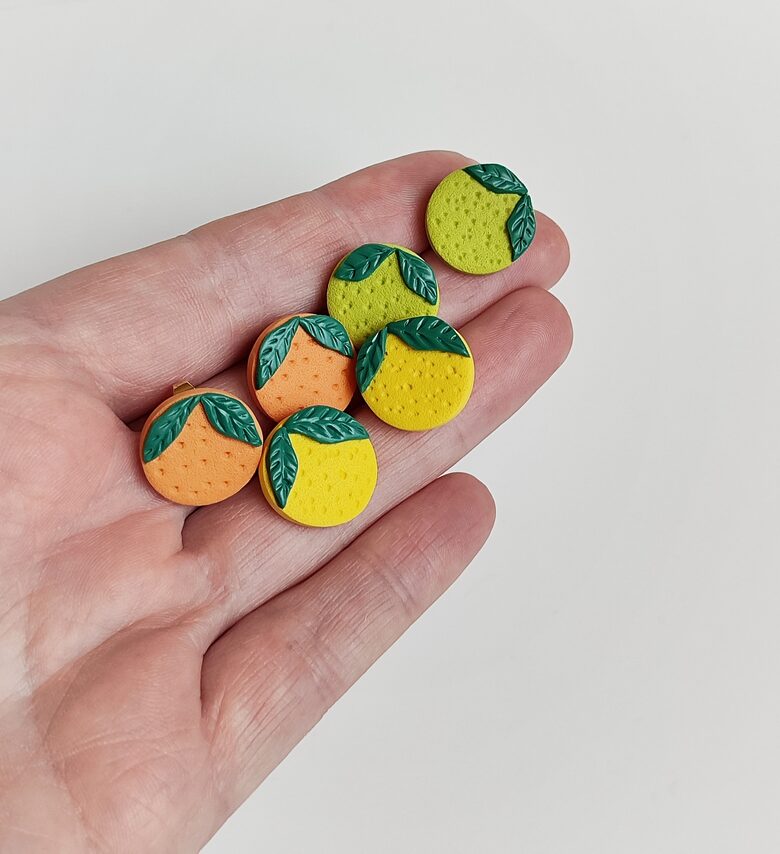 Apaļi nagliņu auskari ar augļu dizainu