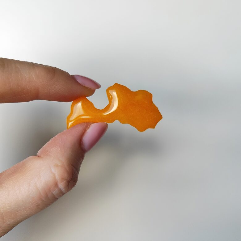 Latvijas piespraude dzintara krāsā - roku darbs