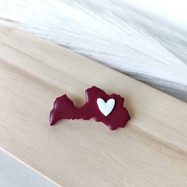 Latvijas piespraude ar sirsniņu - patriotiska dāvana un Latvijas suvenīrs