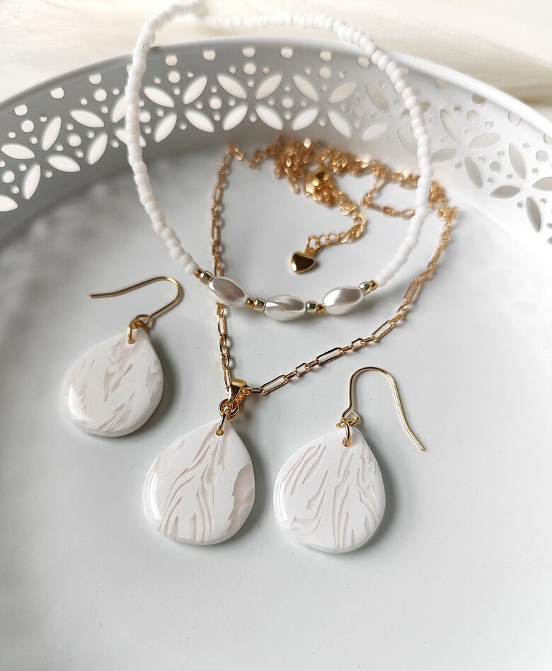 Balts polimērmāla rotu komplekts - auskari un kaklarotas