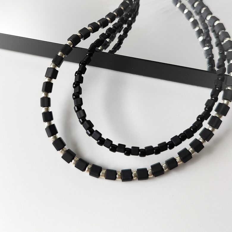 Melnas stikla pērļu kaklarotas, komplekts (2 gab.)
