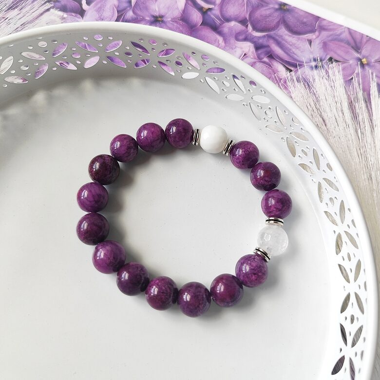 Violeta rokassprādze ar dekoratīviem akmeņiem