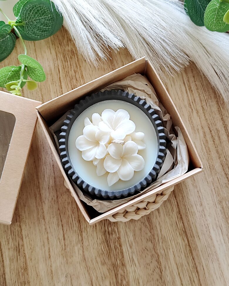 Eco sojas vaska svece ar ziediem - melnā traukā