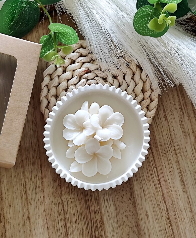 Dabīga sojas vaska svece ar ziediem - baltā traukā