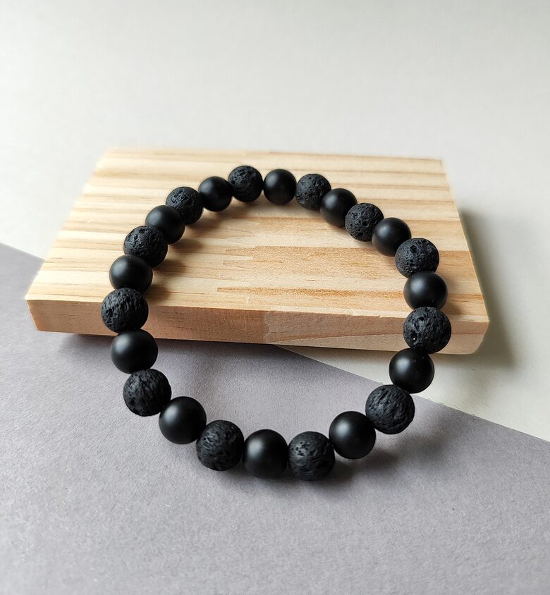 Rokassprādze ar lavas akmeni un matētu oniksu