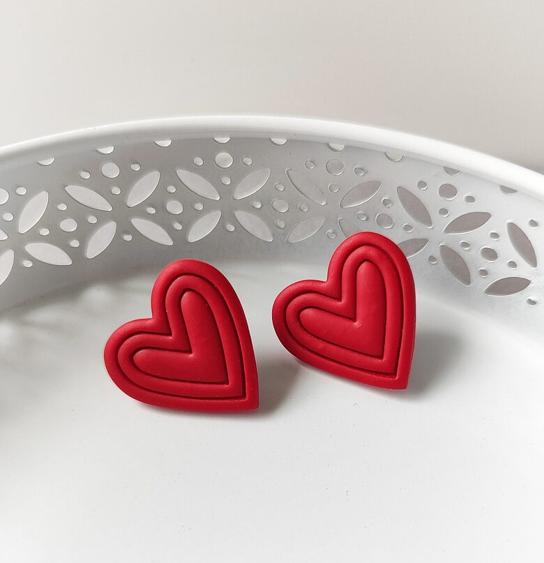 Krāsaini sirds nagliņu auskari no polimērmāla, dažādi veidi