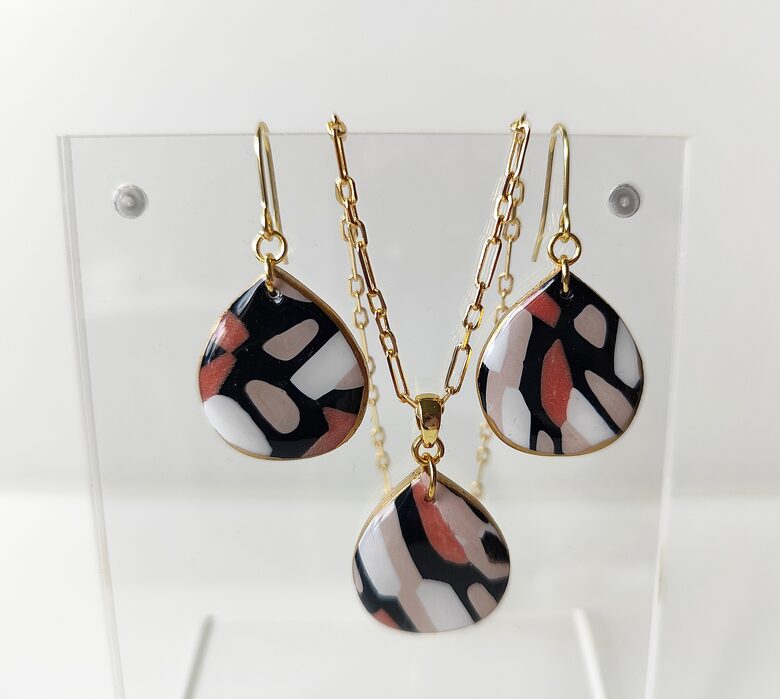 Raibs rotu komplekts - auskari un kaklarotas