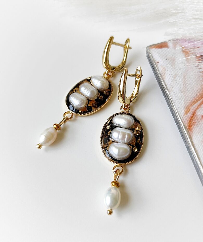 Melni auskari ar pērlēm