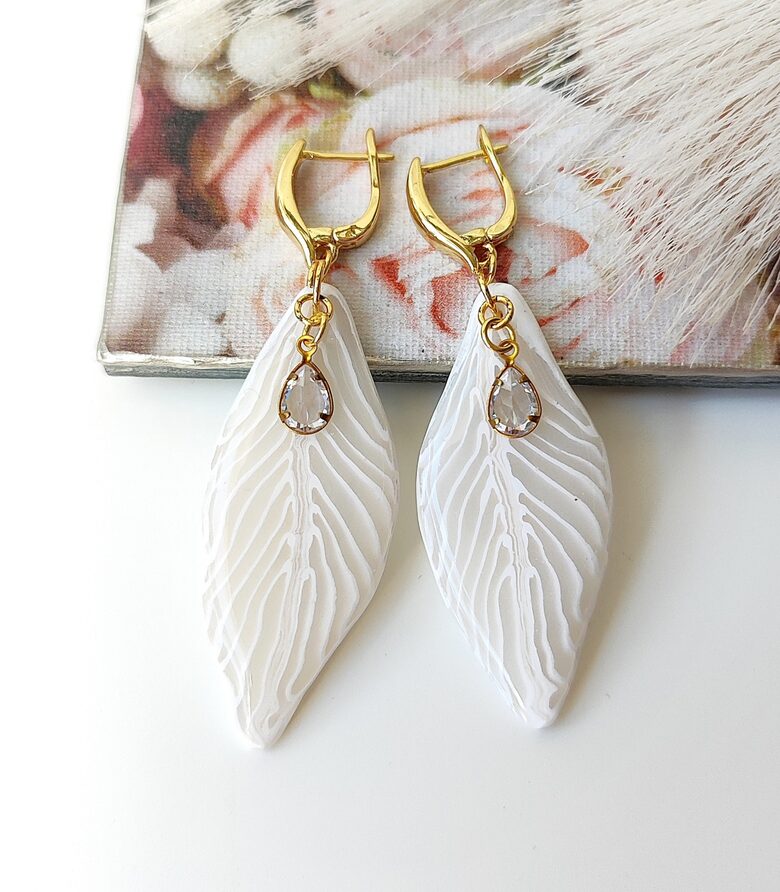 Balti lapu auskari no polimērmāla