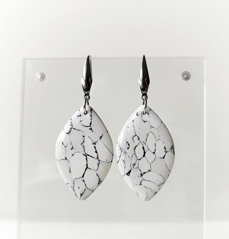 Melnbalti marmora auskari no polimērmāla