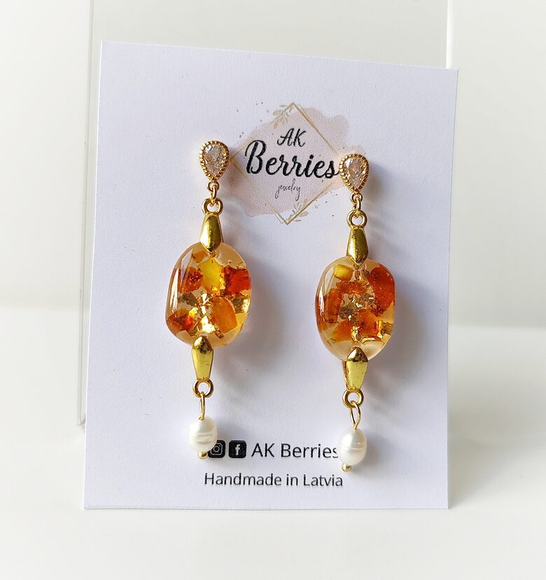 Auskari ar dzintara gabaliņiem