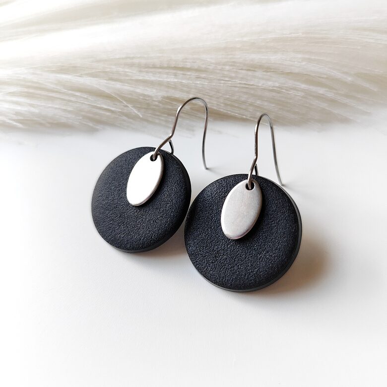 Apaļi melni matēti polimērmāla auskari, roku darbs