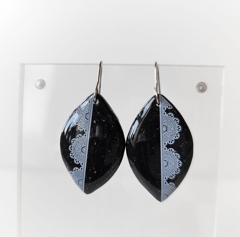 Melni polimērmāla auskari ar mežģīņu rakstu, roku darbs