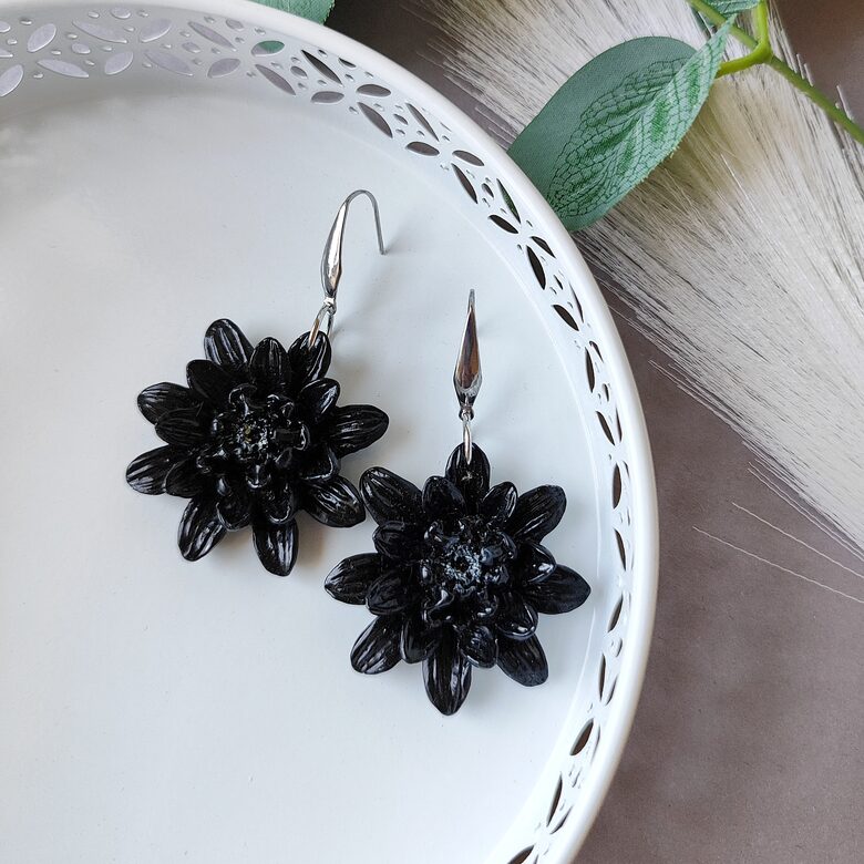 Melni ziedu auskari no polimērmāla - roku darbs