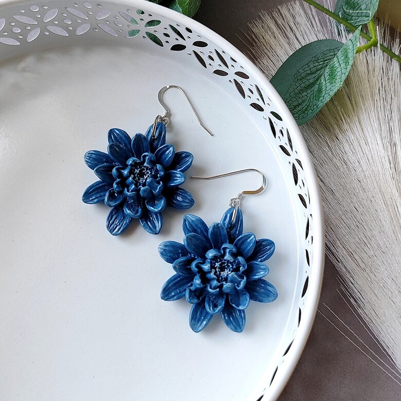 Tumši zili ziedu auskari no polimērmāla - roku darbs