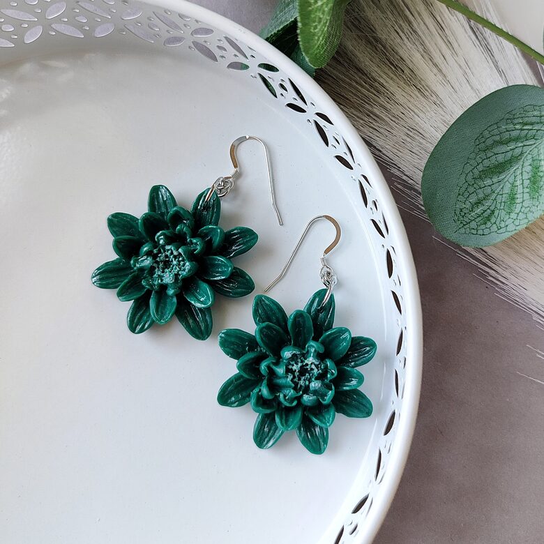 Tumši zaļi ziedu auskari no polimērmāla- roku darbs