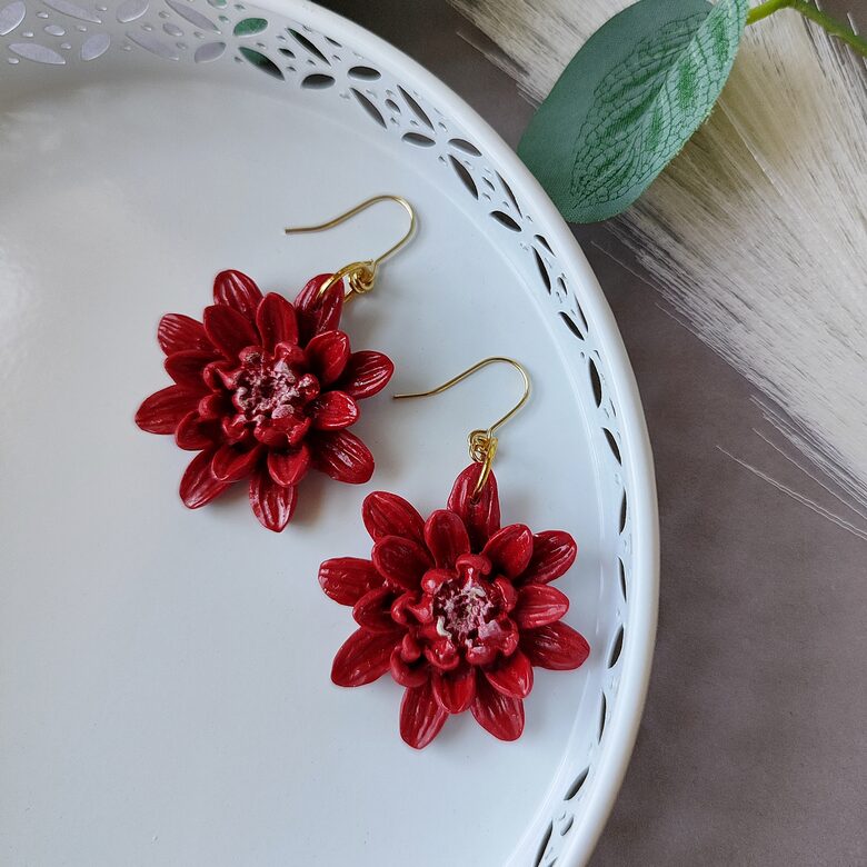 Sarkani ziedu auskari no polimērmāla - roku darbs