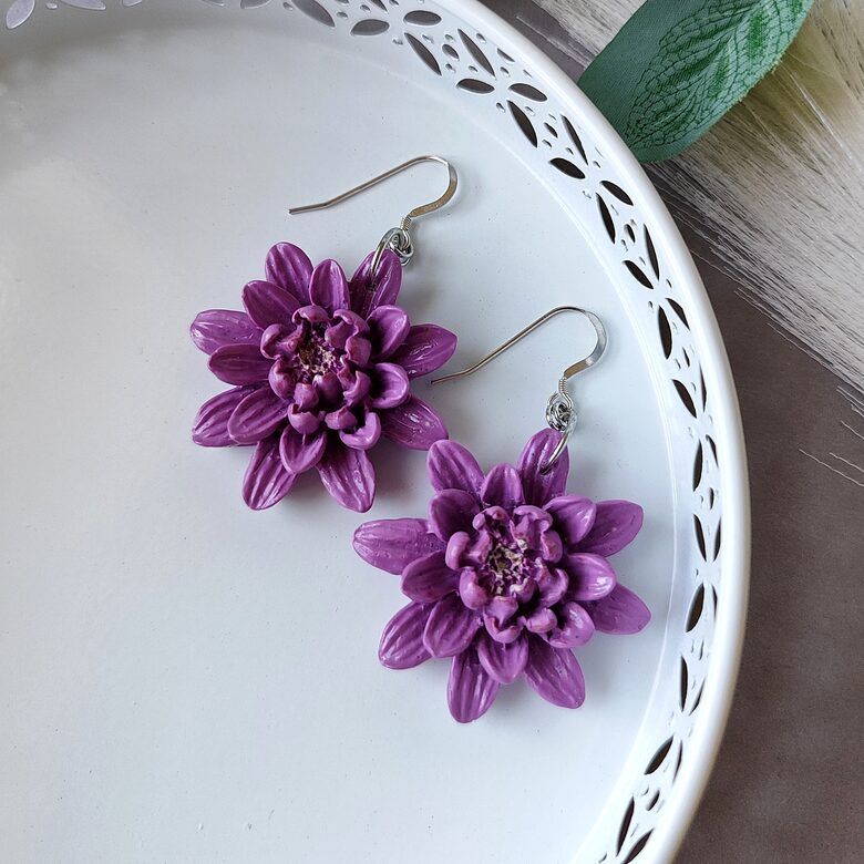 Violeti ziedu auskari no polimērmāla - roku darbs