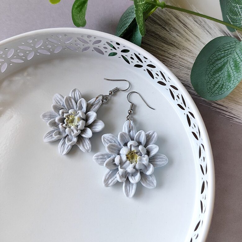 Balti ziedu auskari no  polimērmāla - roku darbs