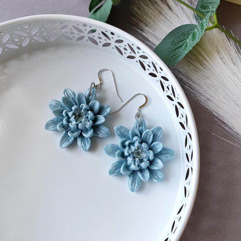 Gaiši zili ziedu auskari no polimērmāla - roku darbs