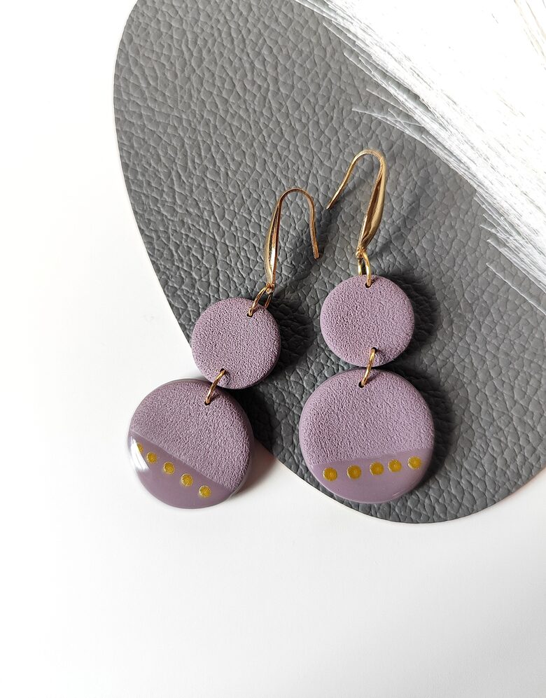 Long and lightweight taupe earrings with golden dots