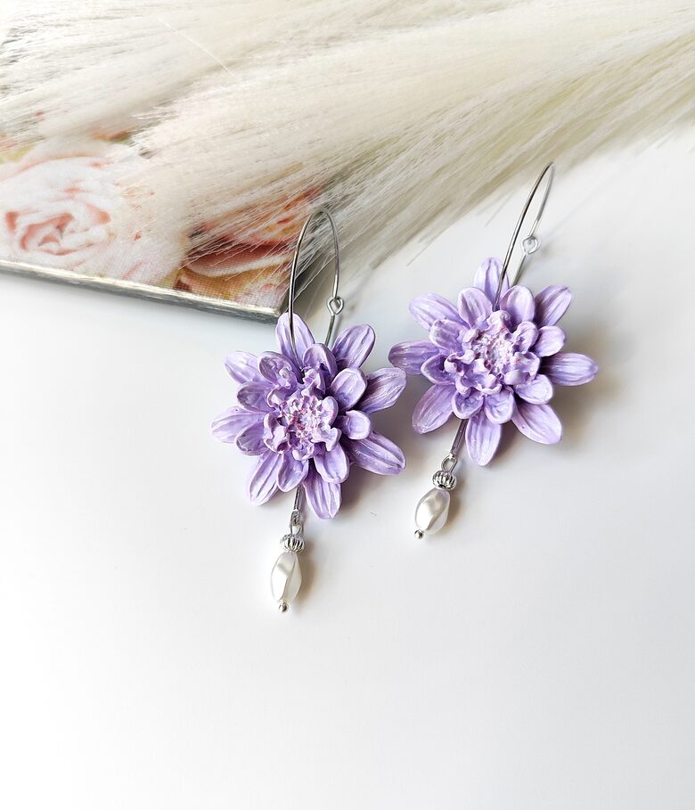 Violeti ziedu auskari ar pērli