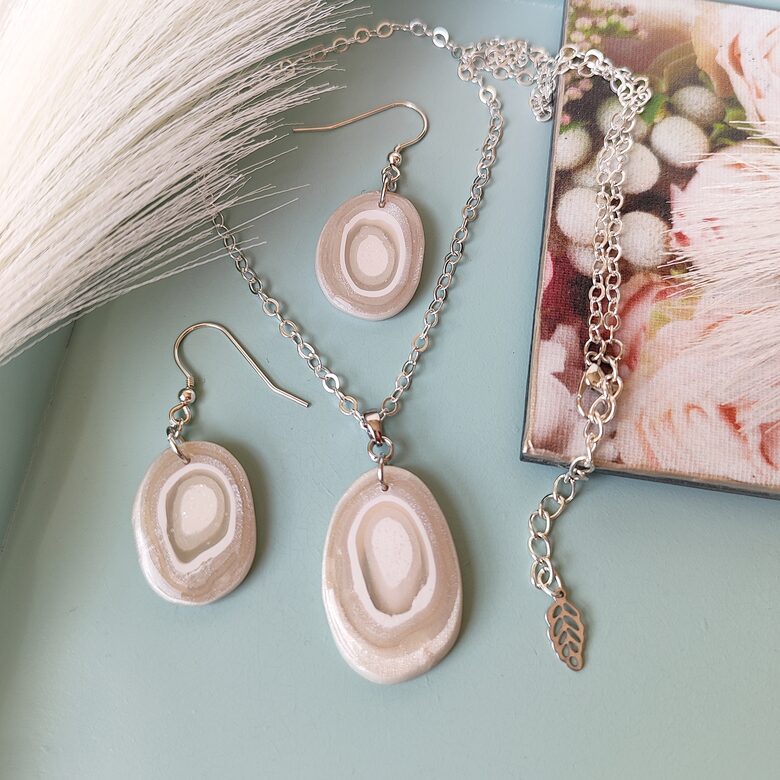 Pērļu balts rotu komplekts ar kulonu un auskariem