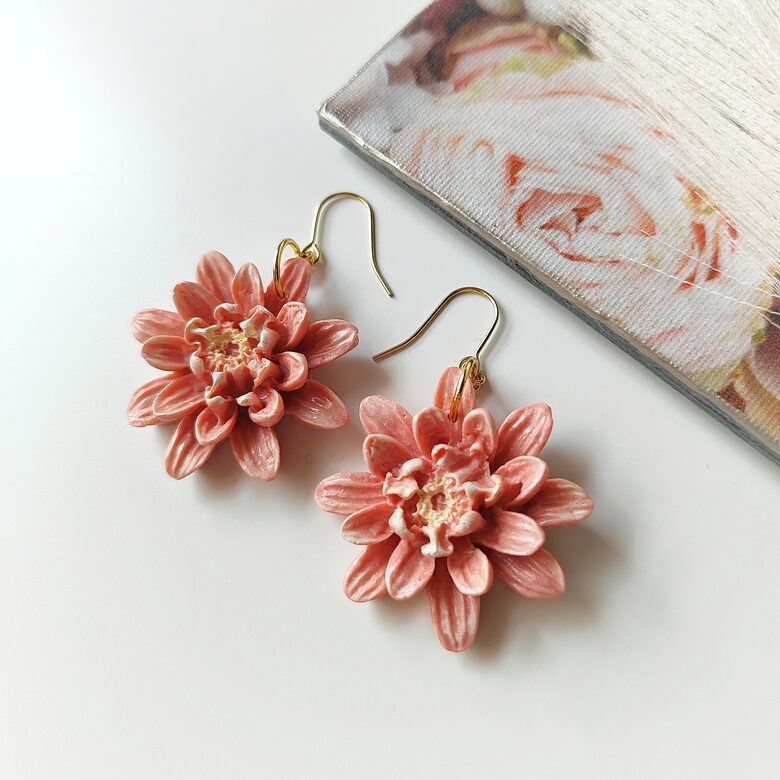 Rozā auskari ar ziediem - no polimērmāla, roku darbs