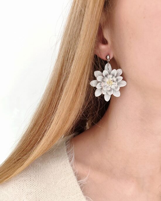 Whte flower earrings