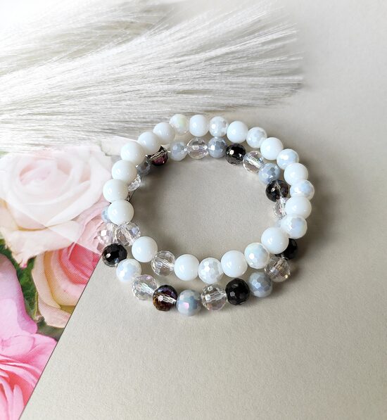 Stikla pērļu aproču komplekts baltos un melnos toņos