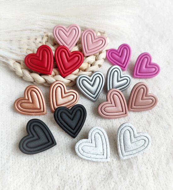 Krāsaini sirds nagliņu auskari