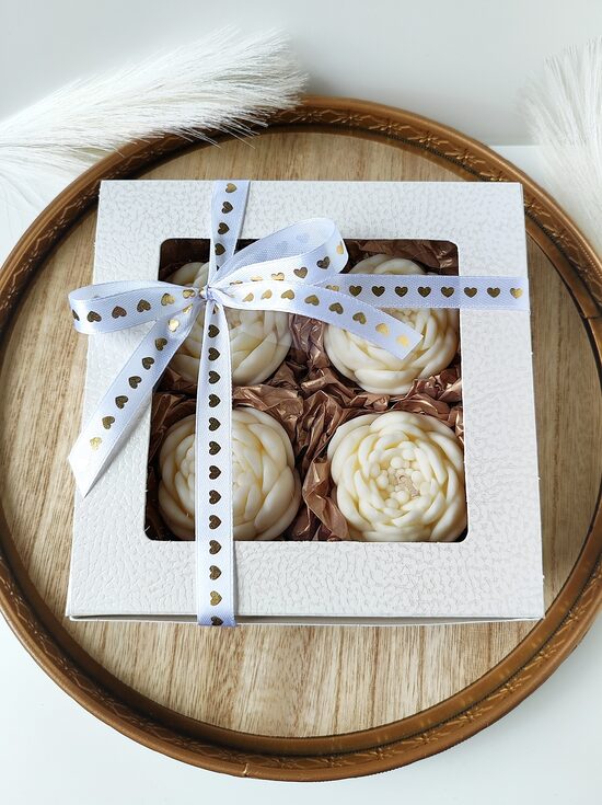 Gift set with 4 soy wax peony candles - brown