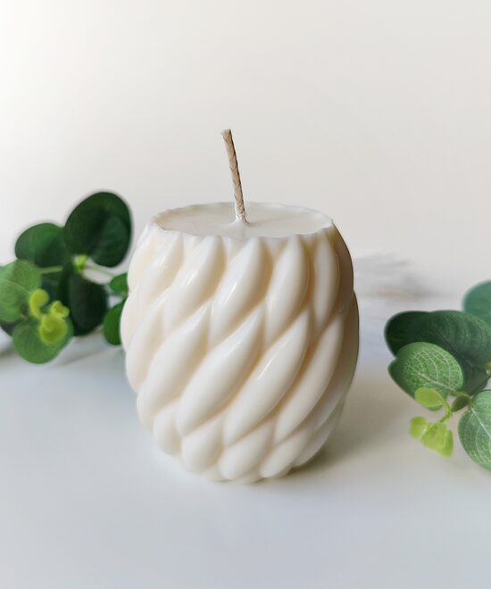 Balta pītas formas sojas vaska svece