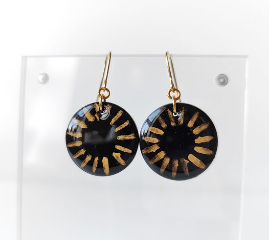 Melni apaļi auskari ar Sauli