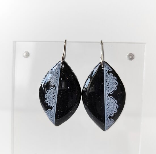 Melni polimērmāla auskari ar mežģīņu rakstu, roku darbs