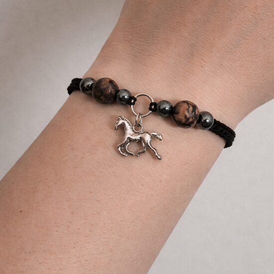 Rokassprādze ar zirga simbolu un dabīgiem akmeņiem aizsardzībai | Roku darbs