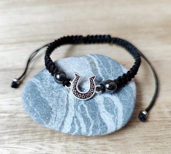 Rokassprādze ar pakava simbolu un dabīgiem akmeņiem | Roku darbs