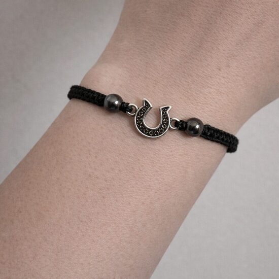 Rokassprādze ar pakava simbolu un dabīgiem akmeņiem | Roku darbs