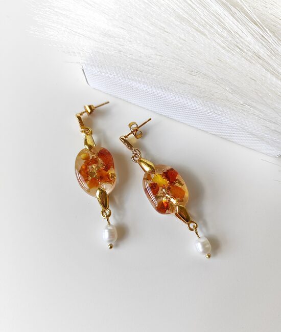 Earrings with amber chips