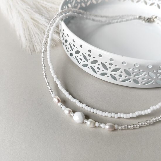 Short pearl necklaces, white/mother-of-pearl