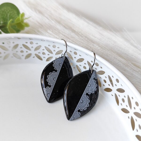 Melni polimērmāla auskari ar mežģīņu dekorāciju