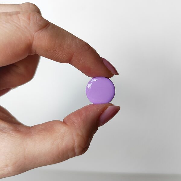 Krāsaini polimērmāla nagliņu auskari, 15 mm